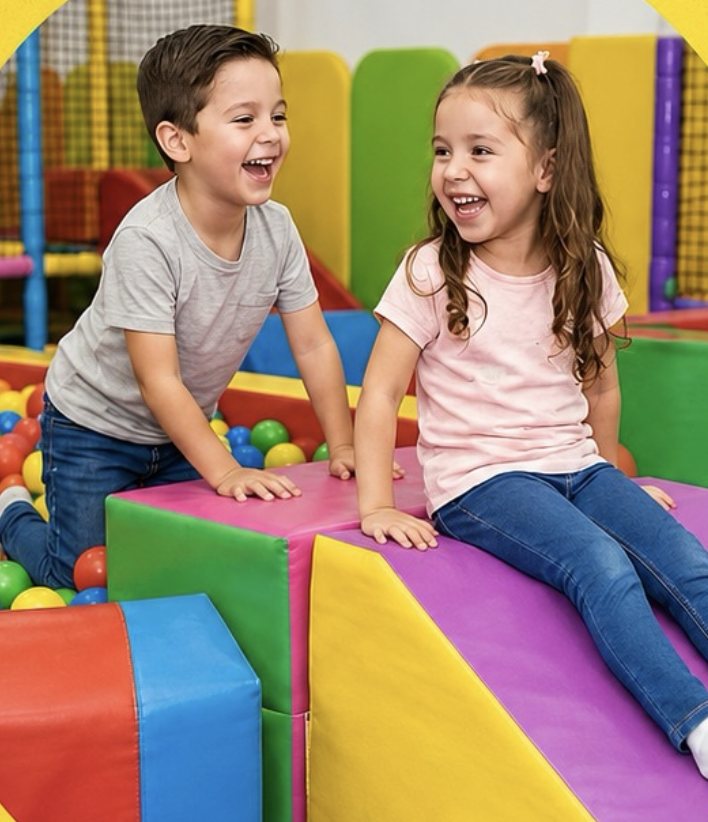 Niños riendo y jugando en el área infantil de Plaza Jade