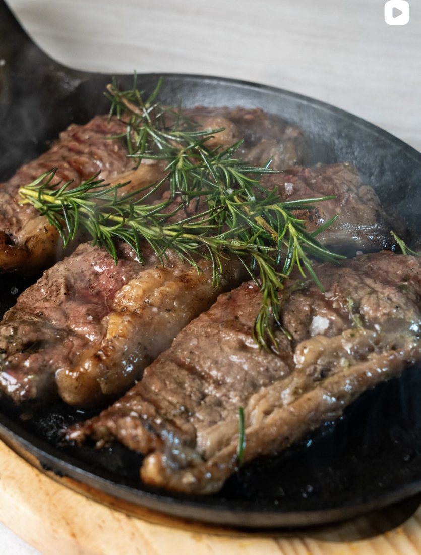 Cortes de carne asada recién servidos en un restaurante de Plaza Jade